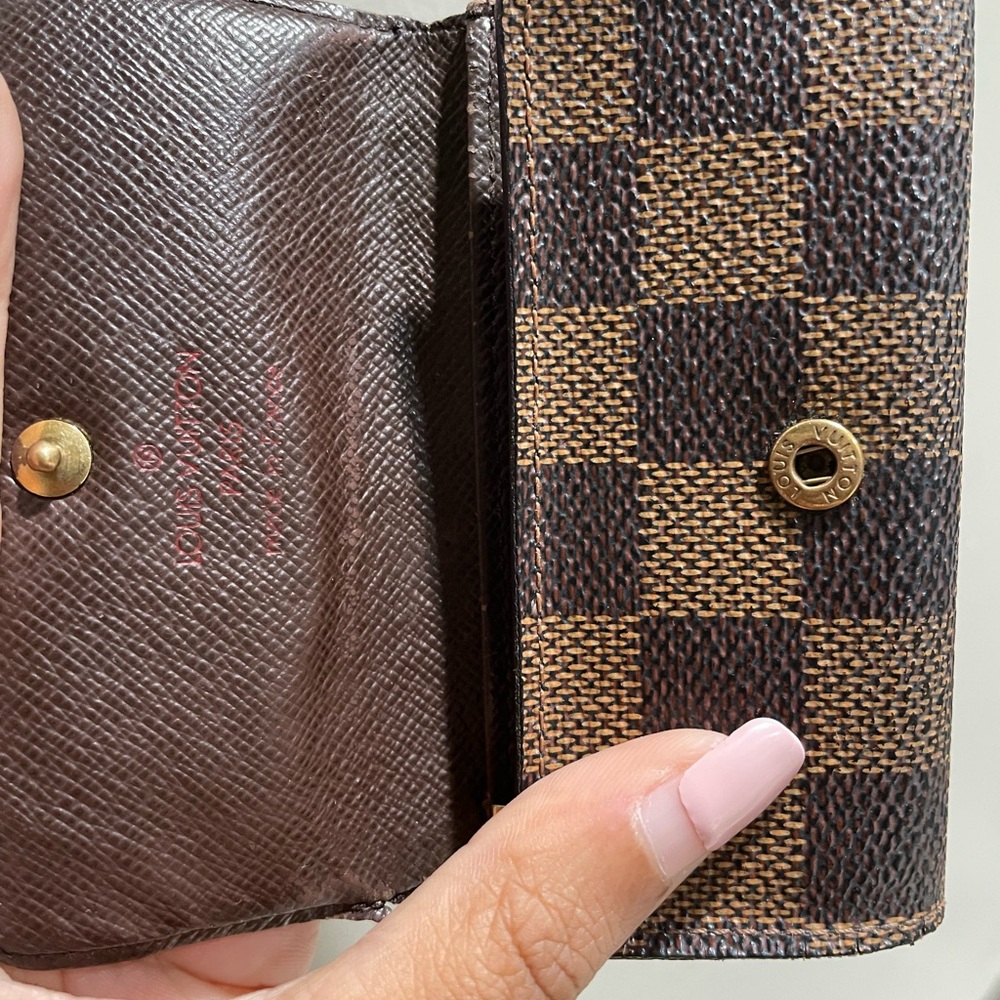 Louis Vuitton Key Holder with Gold Button - Picture 5 of 6
